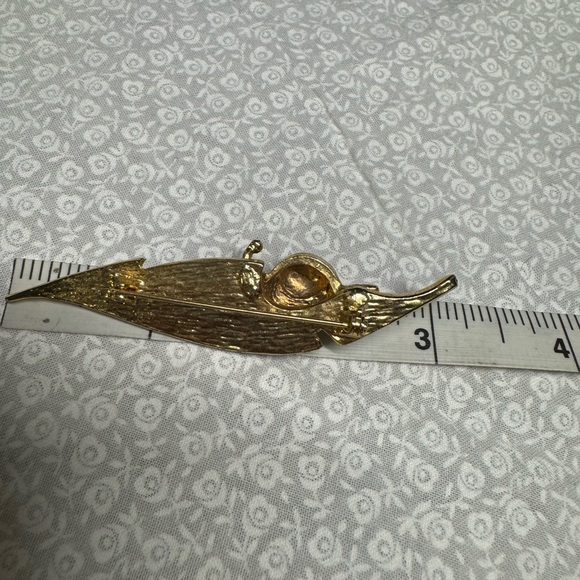 Brooch Leaf with snail gold tone and green 3” vintage - Picture 6 of 7